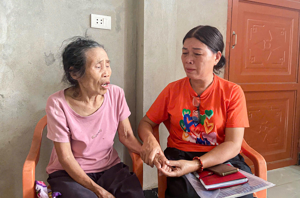 Bà Nguyễn Thị Riu kể lại về người tên Địch từng đến làng sinh sống và làm nhiệm vụ. Ảnh: CK