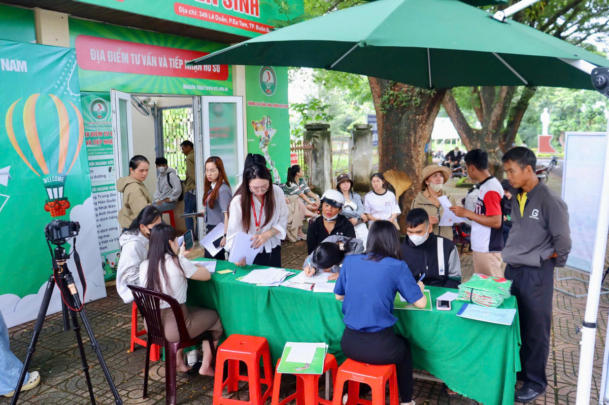 Phụ huynh trên địa bàn tỉnh đến nhập học cho con tại Trường Cao đẳng Công thương Việt Nam - cơ sở Đắk Lắk.
