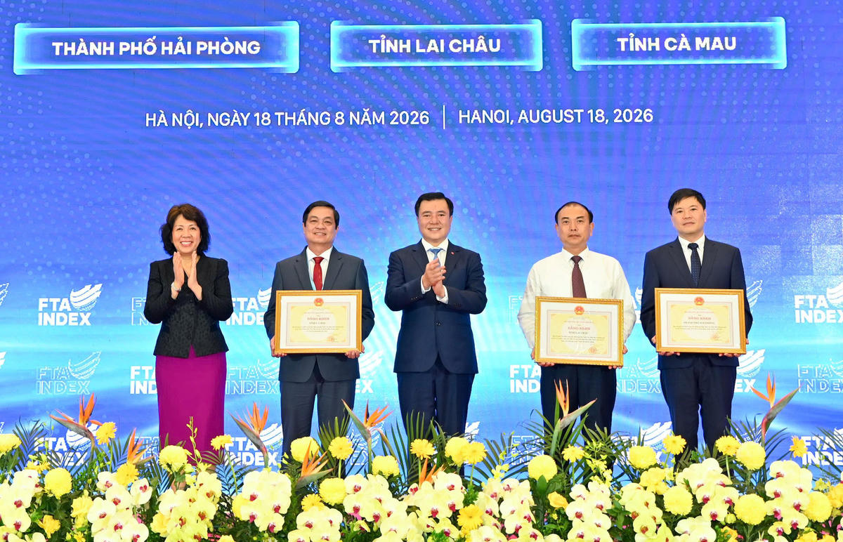 Thành phố Hải Phòng được nhận Bằng khen của Bộ trưởng Bộ Công Thương do đạt kết quả tốt nhất khi thực hiện FTA Index năm 2025 đối với hoạt động tuyên truyền, phổ biến. Ảnh: Nam Nguyễn.