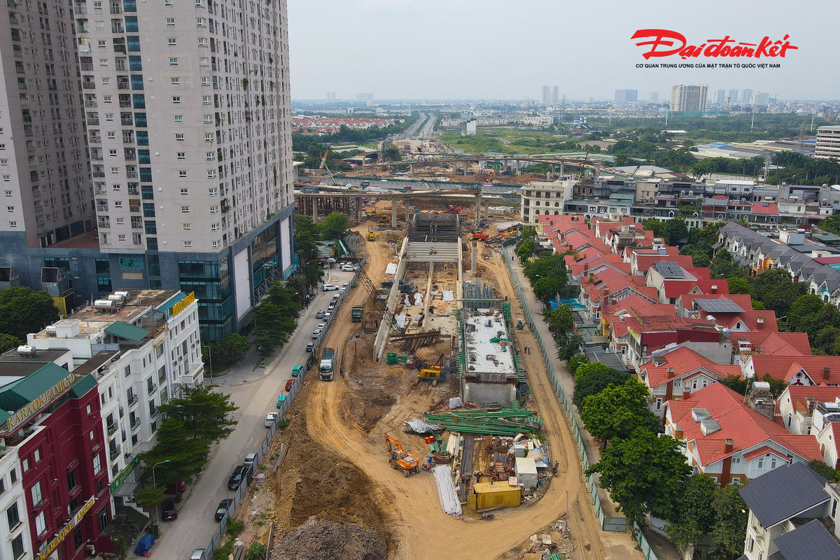 Dự án nút giao Vành đai 3,5 - Đại lộ Thăng Long được UBND TP Hà Nội phê duyệt triển khai trong giai đoạn 2022-2026, tổng mức đầu tư khoảng 2.384 tỷ đồng. Công trình nằm trên địa bàn xã An Khánh, TP Hà Nội, được khởi công cuối tháng 2/2025.