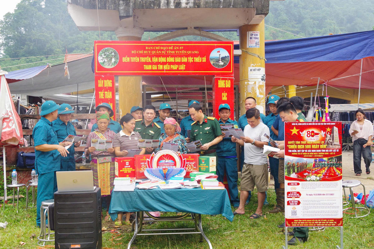 Cán bộ, chiến sĩ Bộ CHQS tỉnh Tuyên Quang đang Tuyên truyền, phổ biến giáo dục pháp luật cho bà con nhân dân các dân tộc xã Trung Sơn.