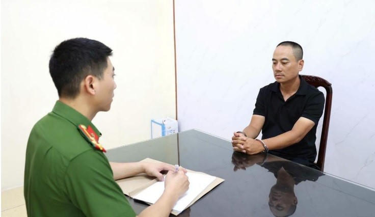Lực lượng Công an tỉnh Gia Lai làm việc đối tượng Bùi Huy Tú. Ảnh: CA tỉnh Gia Lai.