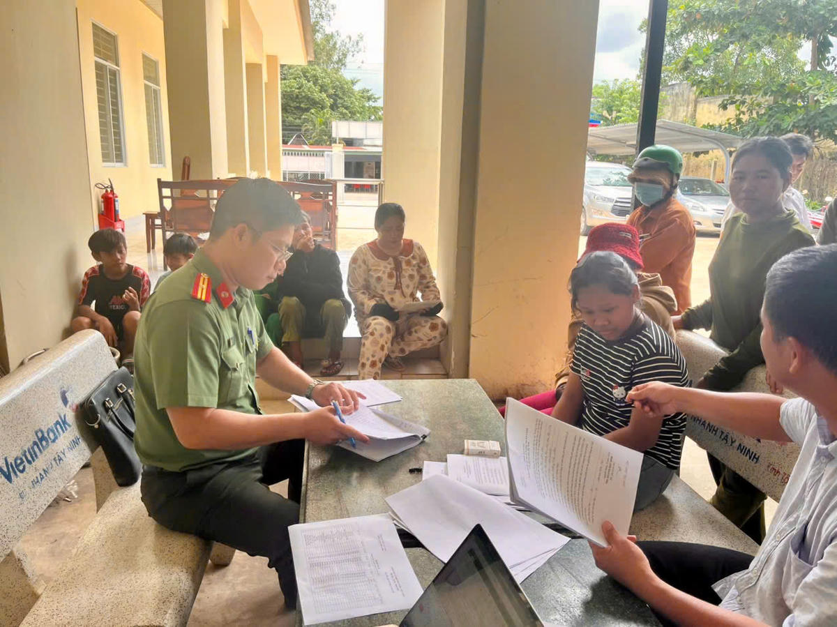 Học sinh bắt đầu làm thủ tục để nhập học trường Văn hoá CAND IV ở tỉnh Tây Ninh. Ảnh: C.A.