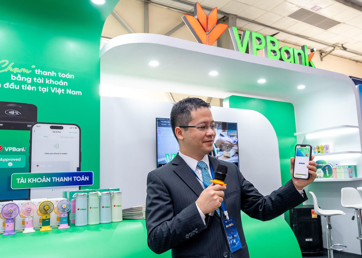 Ông Phạm Long Giang, Phó Giám đốc Trung tâm Dịch vụ Ngân hàng số, Khối Khách hàng cá nhân VPBank chia sẻ tại sự kiện