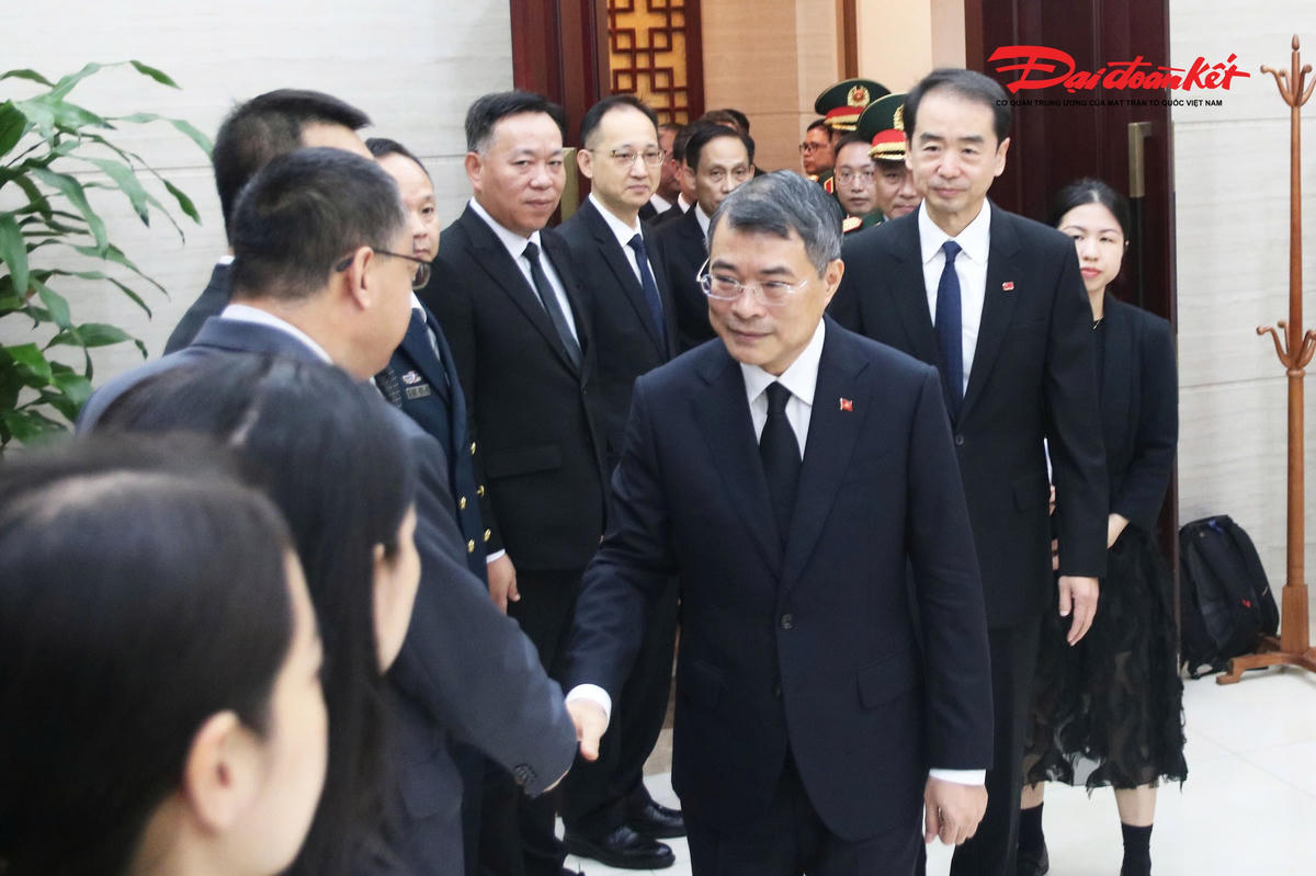 Thủ tướng Lê Minh Hưng dẫn đầu Đoàn đại biểu Đảng, Nhà nước, MTTQ Việt Nam đến viếng đồng chí Chu Dung Cơ, nguyên Thủ tướng Quốc vụ viện nước Cộng hòa nhân dân Trung Hoa tại Đại sứ quán Trung Quốc tại Việt Nam. Ảnh: Tiến Đạt