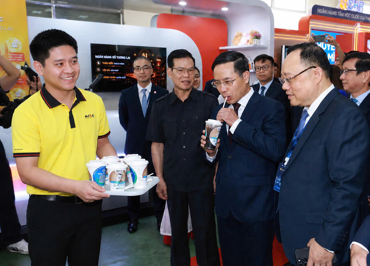 Thống đốc Ngân hàng Nhà nước Phạm Đức Ấn đã trải nghiệm trực tiếp Robot Café tích hợp phần mềm vận hành F&B MISA CukCuk và giải pháp thanh toán tự động JetPay Bankhub.