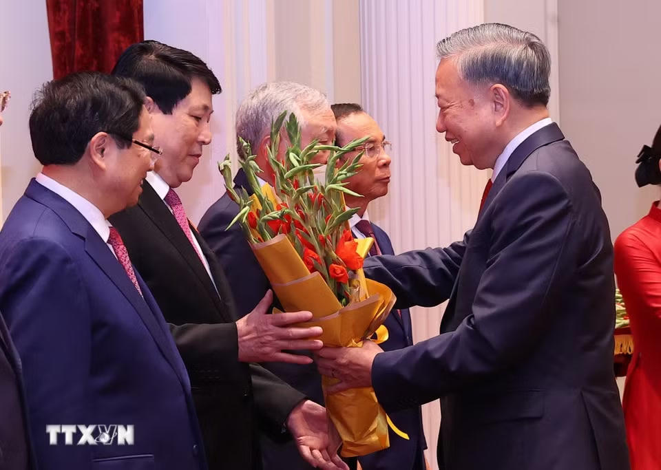Tổng Bí thư, Chủ tịch nước Tô Lâm trao tặng Huân chương Hồ Chí Minh và tặng hoa chúc mừng nguyên Ủy viên Bộ Chính trị, nguyên Chủ tịch nước Lương Cường. (Ảnh: Văn Điệp/TTXVN)