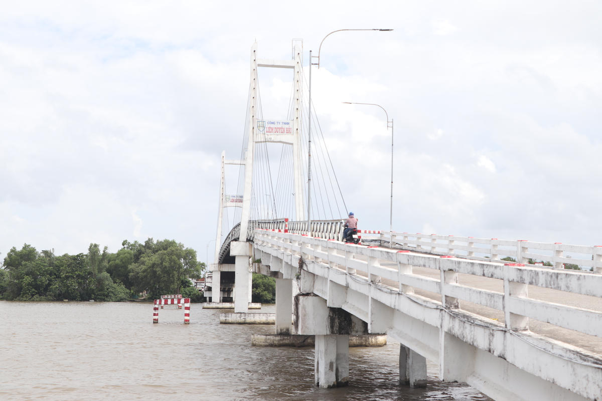 Cầu treo Rạch Ráng bắc qua sông Ông Đốc được đưa vào sử dụng năm 2010, cầu có chiều dài hơn 100 m, ngang 3,5m, tải trọng 3,5 tấn. Ảnh: TP