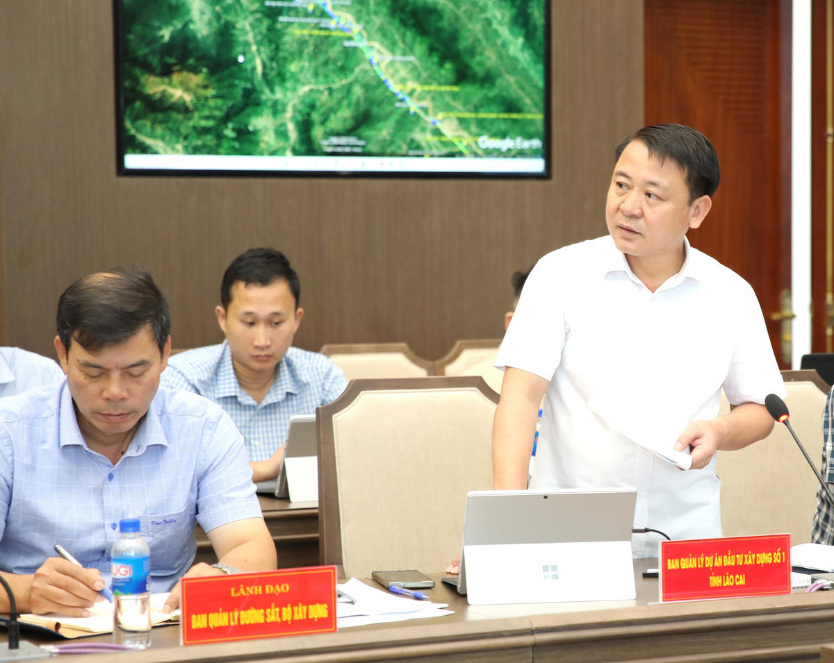 Lãnh đạo Ban quản lý dự án đầu tư xây dựng số 1 tỉnh Lào Cai phát biểu tại cuộc họp. Ảnh: Cổng TTĐT Lào Cai.