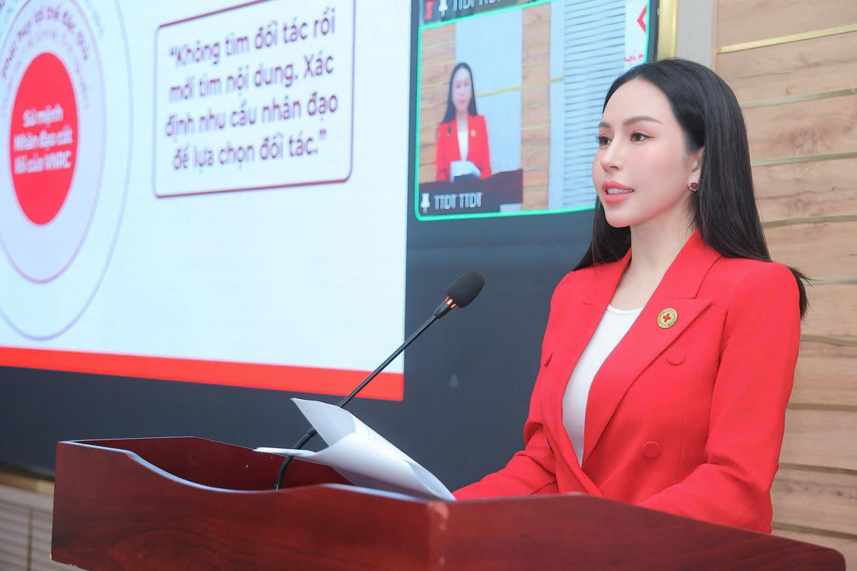 Bà Lê Nữ Thùy Dương, Phó Chủ tịch Trung ương Hội Chữ thập đỏ Việt Nam quán triệt nội dung tại hội nghị. Ảnh: PV