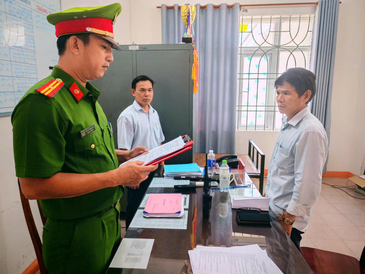 Công an TP Đà Nẵng đọc quyết định bắt đối tượng Nguyễn Bảo Đông. Ảnh: CA Đà Nẵng.
