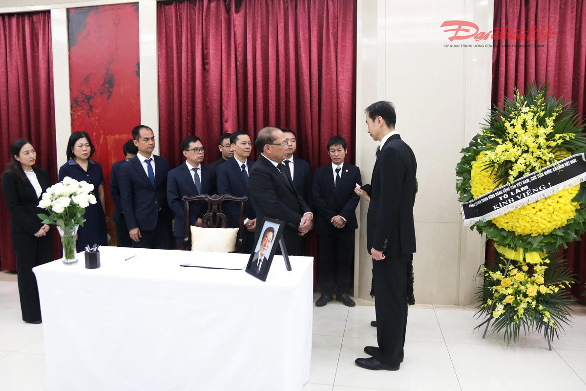 Phó Chủ tịch Hoàng Công Thủy chia buồn với cán bộ Đại sứ quán Trung Quốc tại Việt Nam.