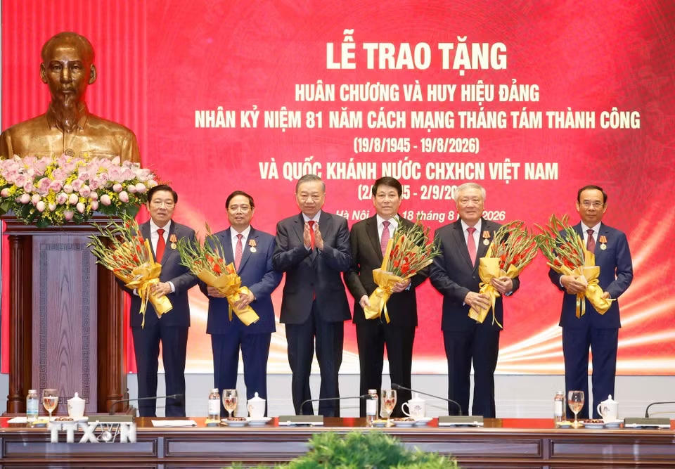 Tổng Bí thư, Chủ tịch nước Tô Lâm trao tặng Huân chương Hồ Chí Minh cho các đồng chí nguyên lãnh đạo Đảng, Nhà nước. (Ảnh: Thống Nhất/TTXVN)