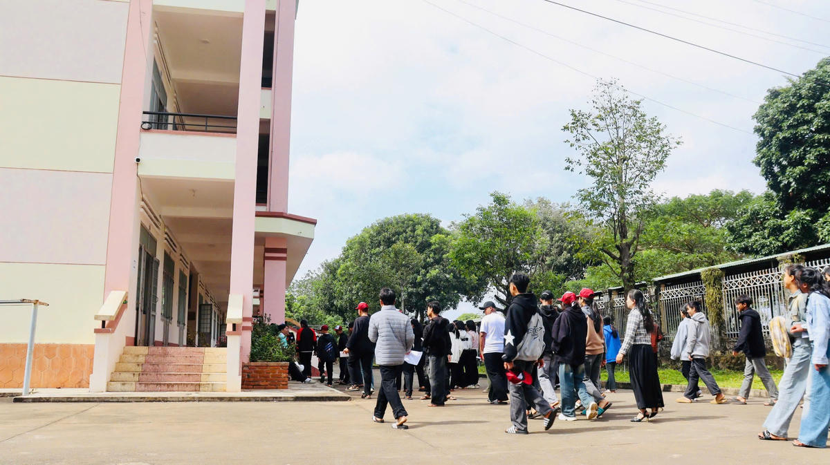 Cán bộ phòng tuyển sinh đưa Tân sinh viên về kí túc xá của Trường Cao đẳng Công thương Việt Nam - cơ sở Đắk Lắk.