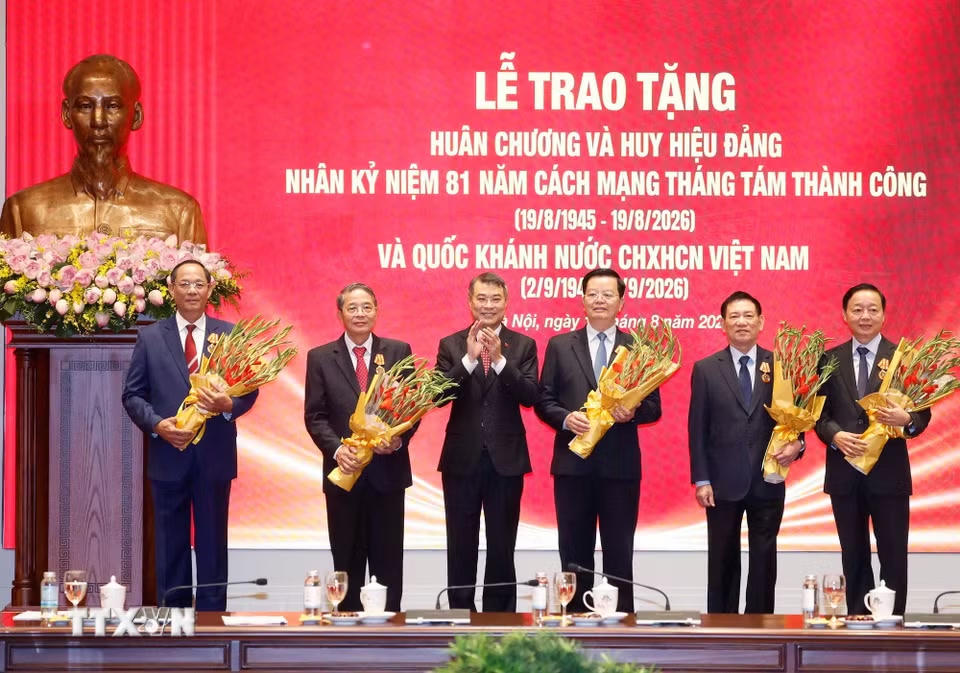 Thủ tướng Lê Minh Hưng trao Huân chương Độc lập hạng Nhất cho các đồng chí nguyên lãnh đạo Đảng, Nhà nước. (Ảnh: Thống Nhất/TTXVN)