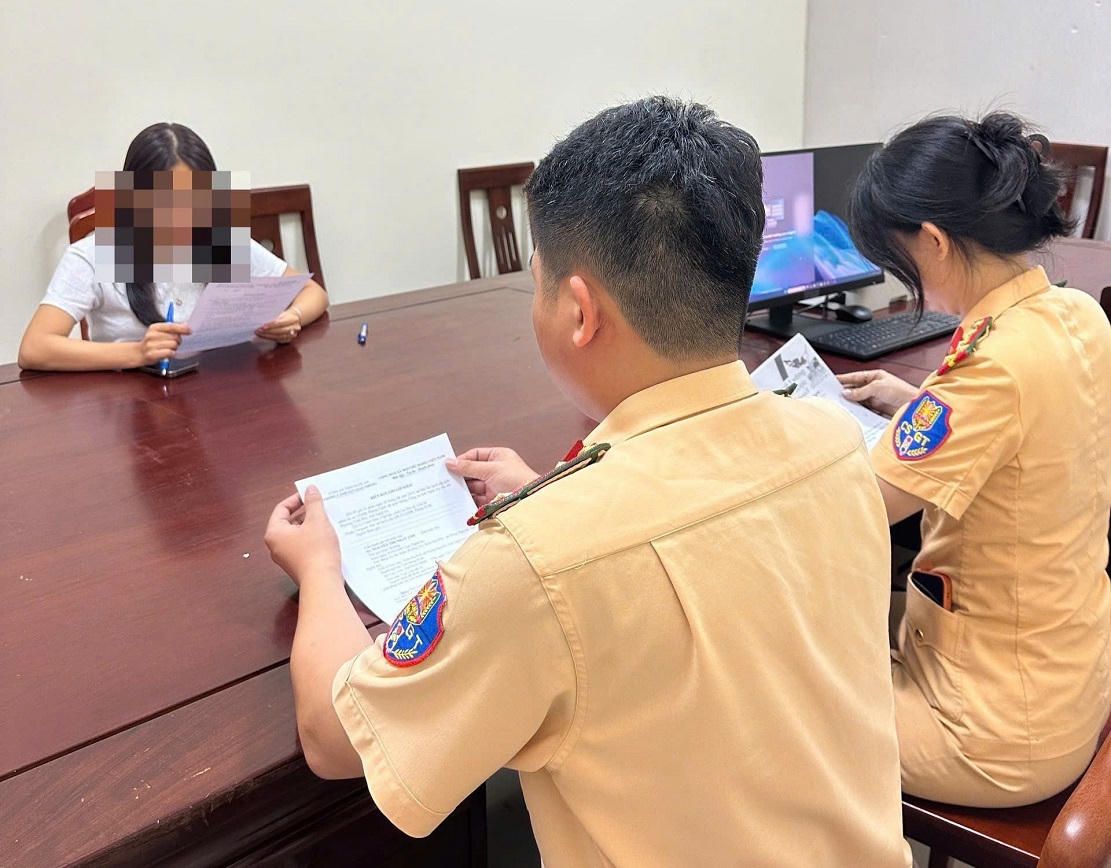 Cơ quan Công an làm việc với chị N.T.N.A. Ảnh: Công an tỉnh Nghệ An