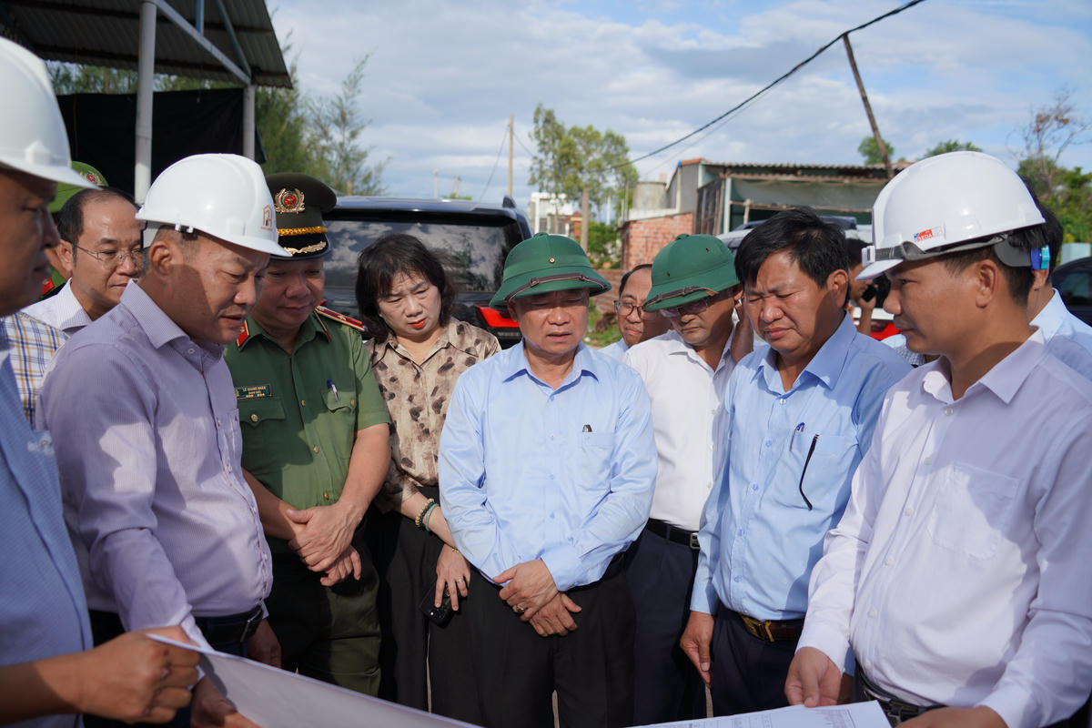 Bí thư Tỉnh ủy Gia Lai Thái Đại Ngọc (ở giữa) kiểm tra địa điểm xây dựng cảng Phù Mỹ. Ảnh: CĐ.