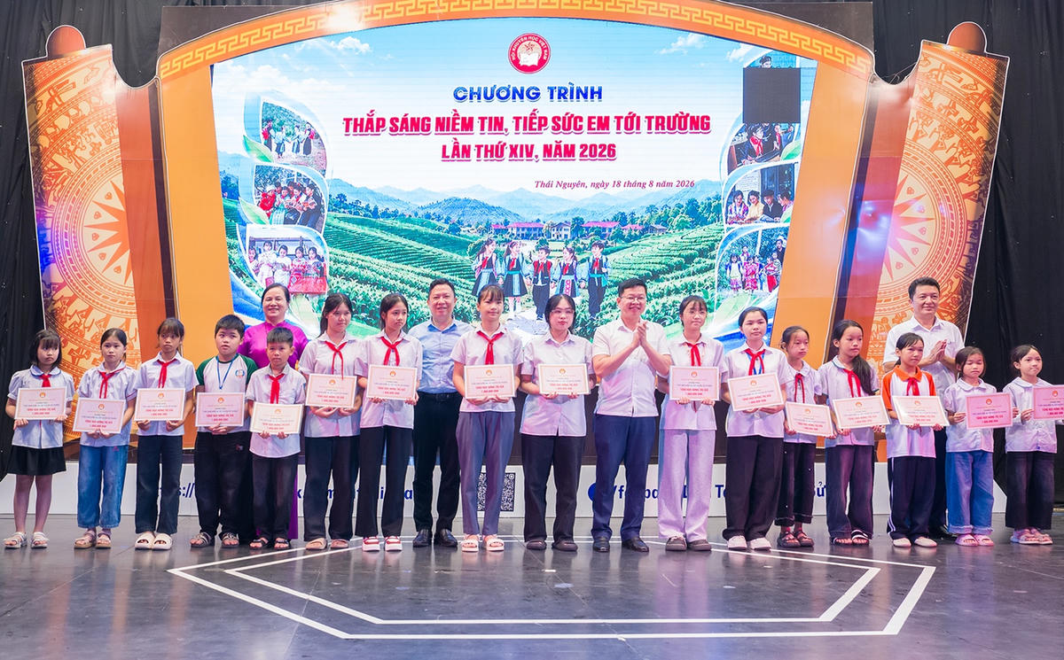 110 suất học bổng đã được trao cho các học sinh có hoàn cảnh khó khăn. Ảnh: TNGOP.