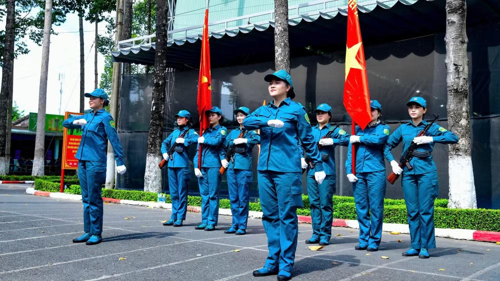 Khối nữ du kích miền Nam tập luyện chuẩn bị cho chương trình "Tổ quốc trong tim" vào tối 23/8. Ảnh: Hữu Tân.