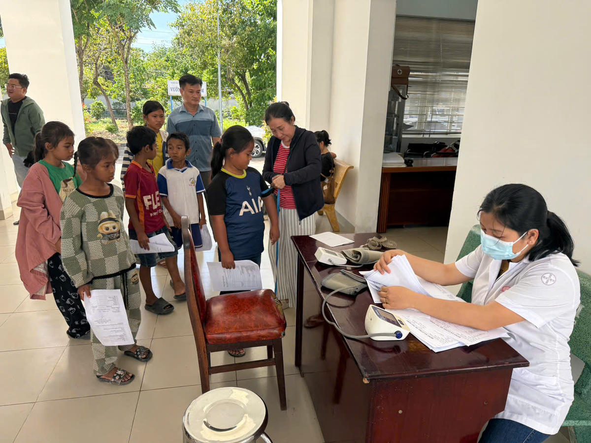 Học sinh được khám sức khoẻ theo quy định. Ảnh: C.A.