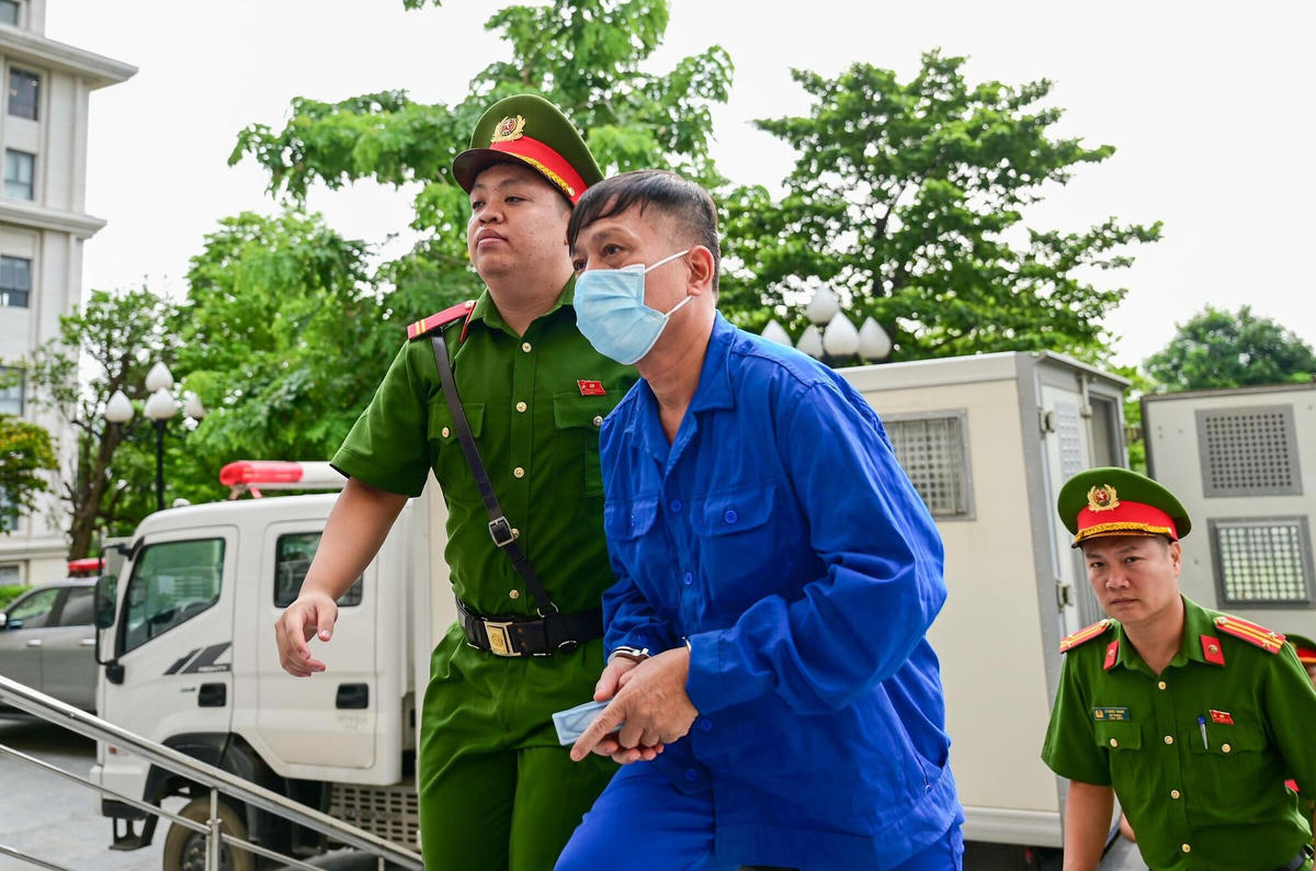 Cựu thứ trưởng bị cáo buộc 'làm ngơ' cho cấp dưới nhũng nhiễu ra toà