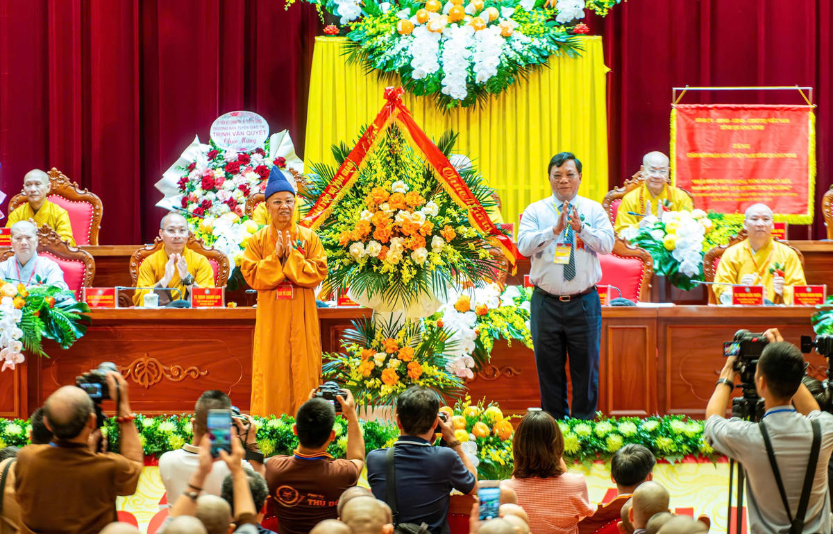 Thứ trưởng Bộ Dân tộc và Tôn giáo Nguyễn Hải Trung tặng hoa chúc mừng Đại hội.