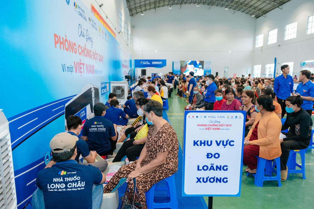 Người dân còn được khám tổng quát, đánh giá nhiều chỉ số sức khỏe quan trọng. Ảnh: H.Khánh.