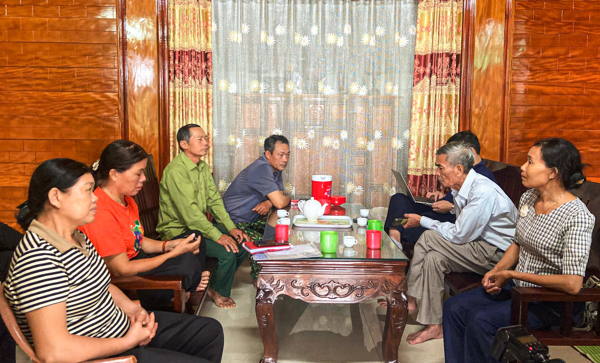 Những người dân Long Đại gặp người con gái đã dành nhiều năm tìm cha mà còn muốn kể lại những gì mình từng chứng kiến. Ảnh: CK