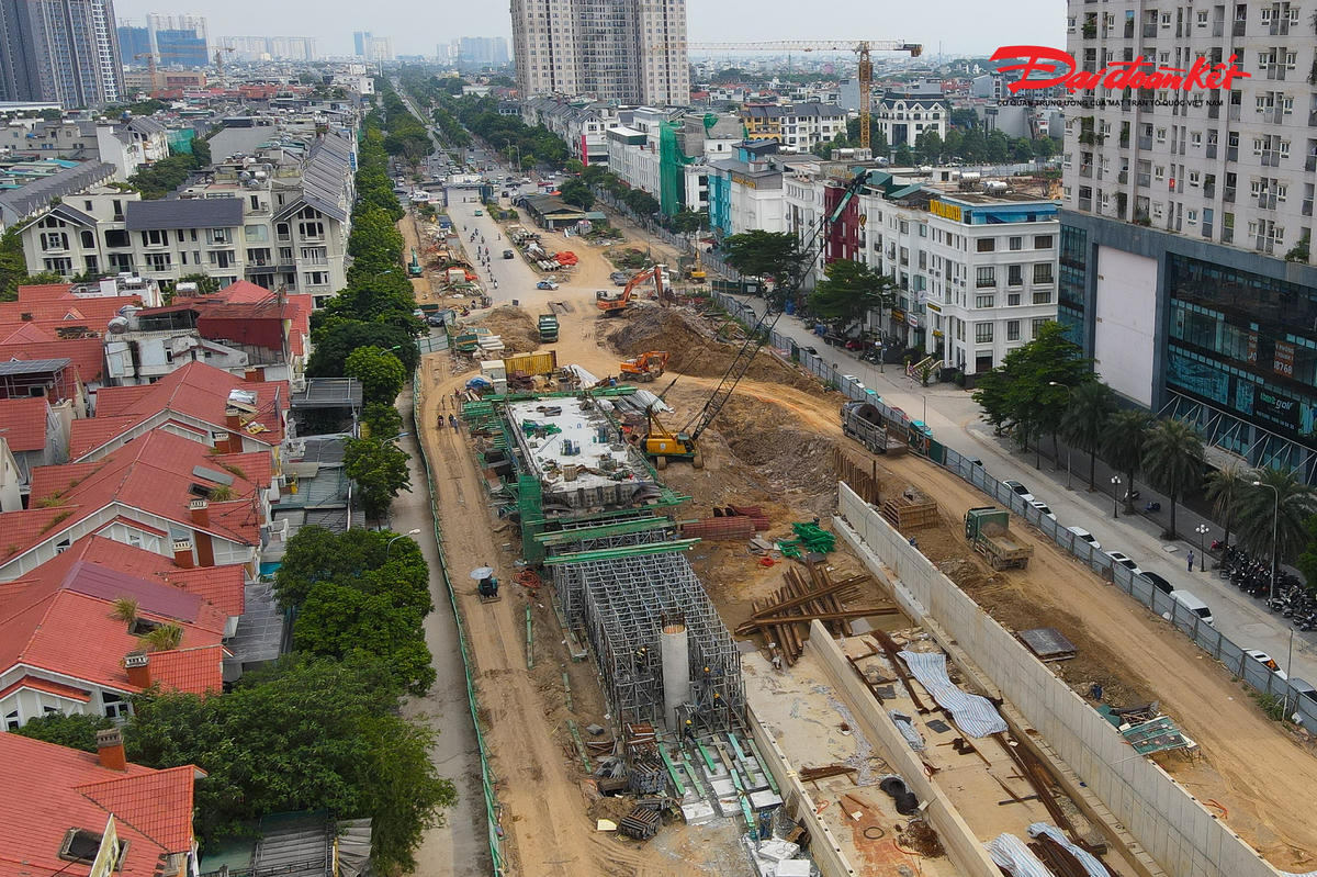 Hạng mục đáng chú ý nhất của dự án là hầm chui trực thông theo hướng đường Hoàng Tùng đi Quốc lộ 32. Hầm được xây dựng theo tim tuyến đường Hoàng Tùng, quy mô 4 làn xe, tổng chiều dài khoảng 975m.  Trong đó, đoạn hầm kín nằm dưới Đại lộ Thăng Long dài khoảng 150m, hai phía là các đoạn hầm hở và đường dẫn kết nối với hệ thống đường hiện hữu.