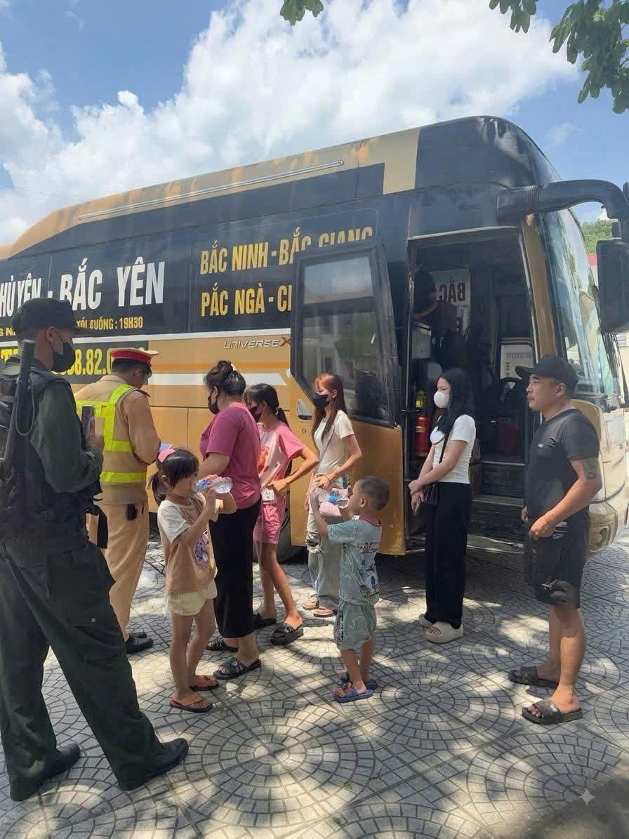 Lực lượng chức năng kiểm tra phương tiện. Ảnh: Công an tỉnh Phú Thọ.