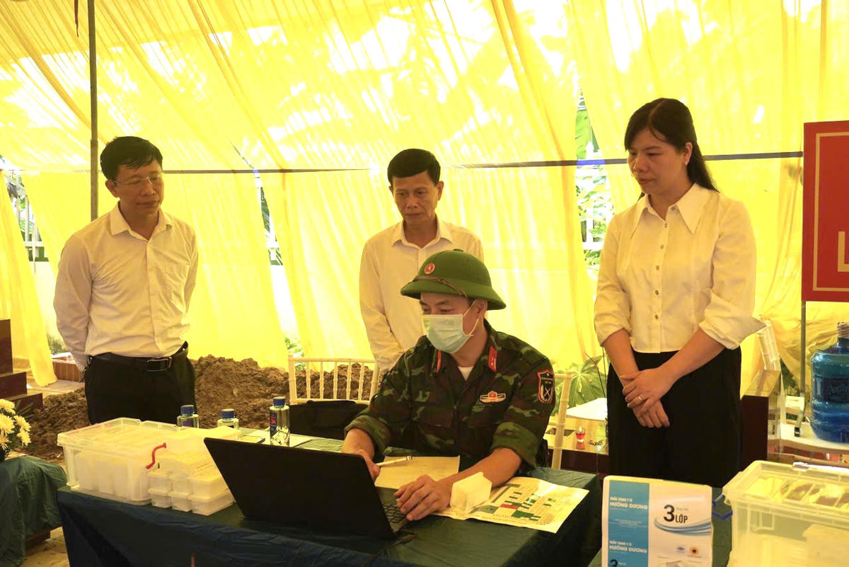 Lực lượng chức năng tại xã Tiên Lãng (TP Hải Phòng) cập nhật các mẫu sinh phẩm vào cơ sở dữ liệu. Ảnh: HT. 