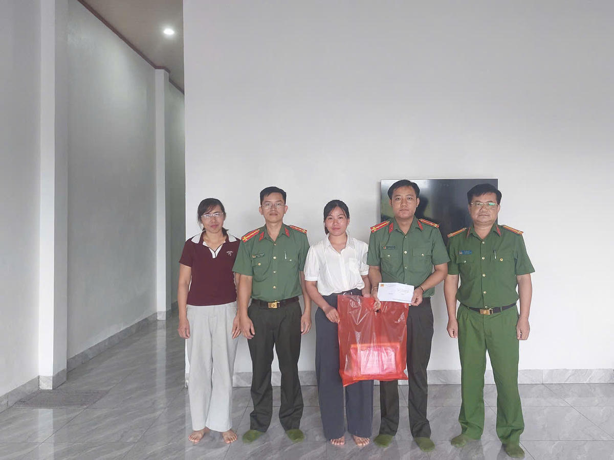 Công an tỉnh Điện Biên thăm hỏi, động viên cán bộ, chiến sĩ có hoàn cảnh khó khăn nhân Kỷ niệm 81 năm Ngày truyền thống Công an nhân dân (19/8/1945 - 19/8/2026).