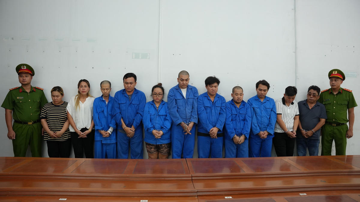 11 đối tượng bị khởi tố về tội “Mua bán bộ phận cơ thể người”. Lần lượt (từ trái qua phải): Ngô Thụy Tường Vy, Cao Thị Dự, Phạm Nhất Tiến, Lê Bá Huy, Phạm Thị Mỹ Hà, Tô Minh Trung, Phạm Đỗ Đăng Khoa, Nguyễn Tấn Đạt, Nguyễn Hoàng Quốc Thái, Huỳnh Thị Thúy Vân và Cao Hữu Đông.