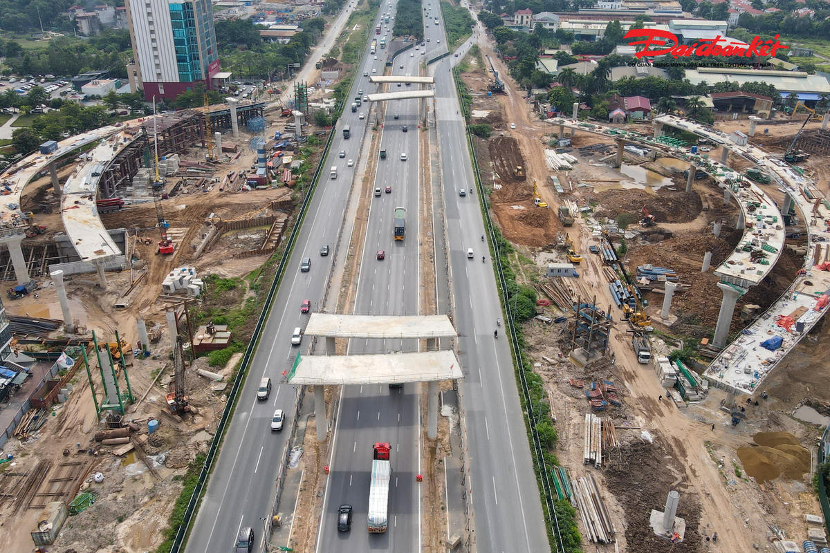 Nhiều trụ cầu lớn đã được dựng tại các vị trí giao cắt với đường hiện hữu. Một số nhịp cầu đã hình thành, trong khi các đơn vị tiếp tục thi công những phần còn lại của hệ thống cầu.