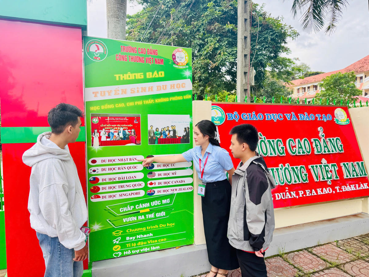 Học sinh đến tìm hiểu học nghề tại Trường Cao đẳng Công thương Việt Nam - cơ sở Đắk Lắk.