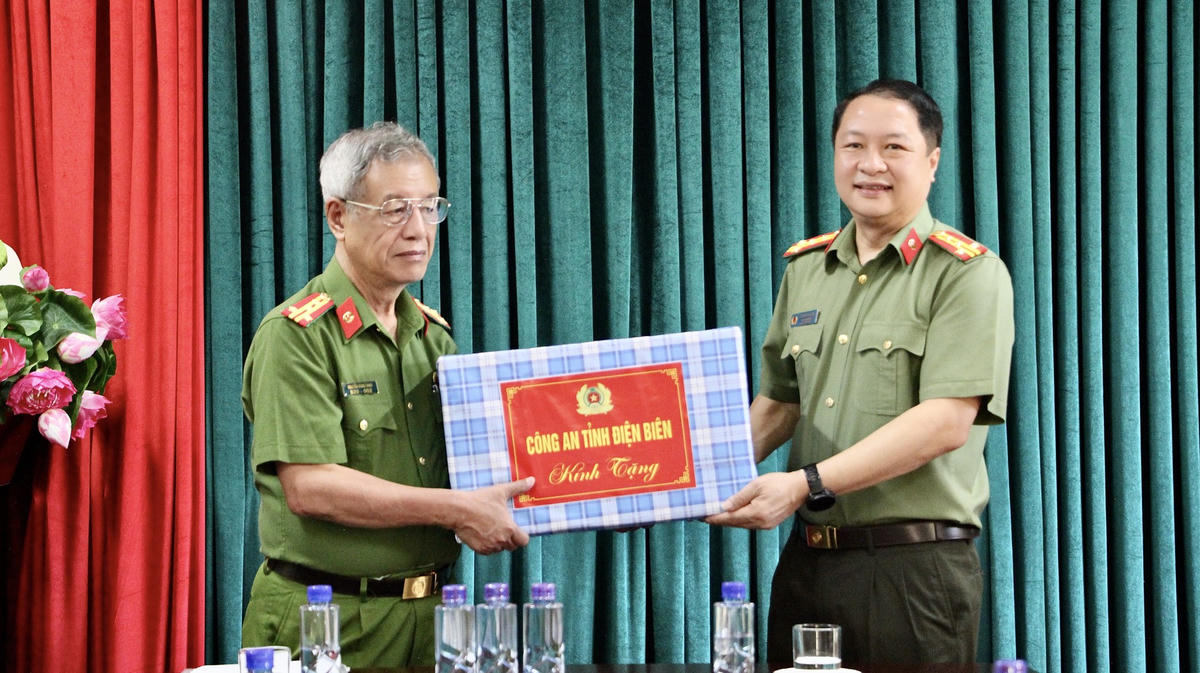Đại tá Lù Minh Phương, Phó Giám đốc Công an tỉnh Điện Biên trao quà tri ân các cán bộ, chiến sĩ Công an đã nghỉ hưu.