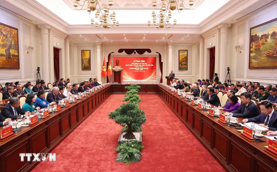 Hội nghị gặp mặt Ủy viên Bộ Chính trị, Ủy viên Ban Bí thư các thời kỳ, Ủy viên Ban Bí thư các thời kỳ, Ủy viên Trung ương Đảng khóa XIII không tái cử khóa XIV. (Ảnh: Văn Điệp/TTXVN)