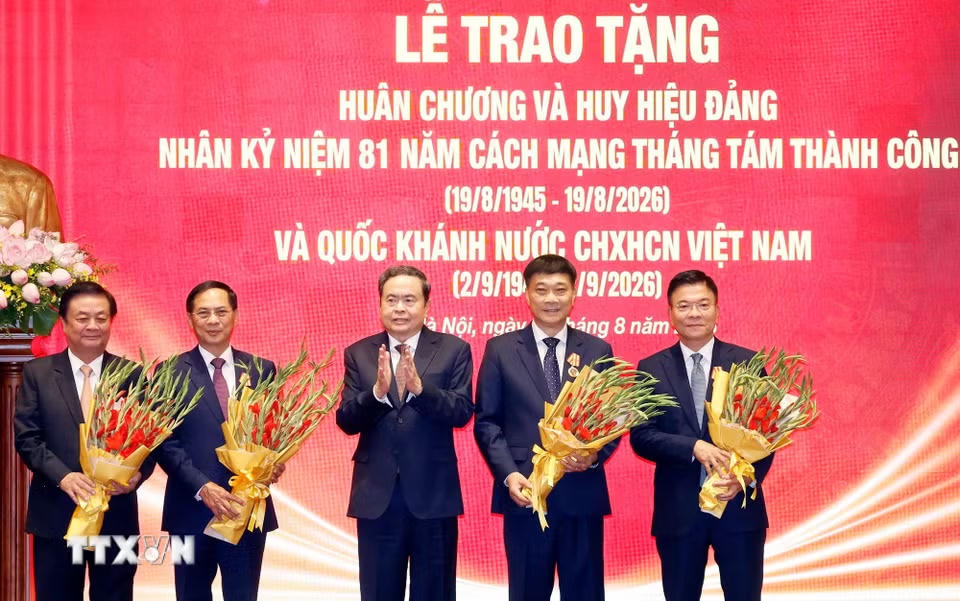 Chủ tịch Quốc hội Trần Thanh Mẫn trao Huân chương Độc lập hạng Nhì cho các đồng chí nguyên lãnh đạo Đảng, Nhà nước. (Ảnh: Thống Nhất/TTXVN)