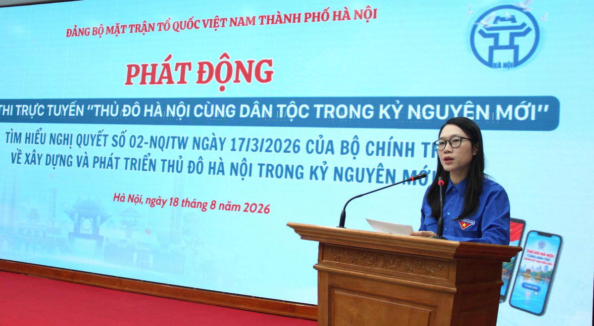 Bí thư Đoàn Thanh niên Cơ quan Ủy ban MTTQ Việt Nam thành phố Hà Nội Nguyễn Thị Thu Thủy hưởng ứng lễ phát động. Ảnh: PV