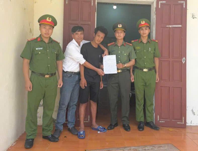 Người thân đã đến Công an xã Thượng Long để đón anh Nguyễn Trọng Tiến về với gia đình. Ảnh: Ngọc Linh.