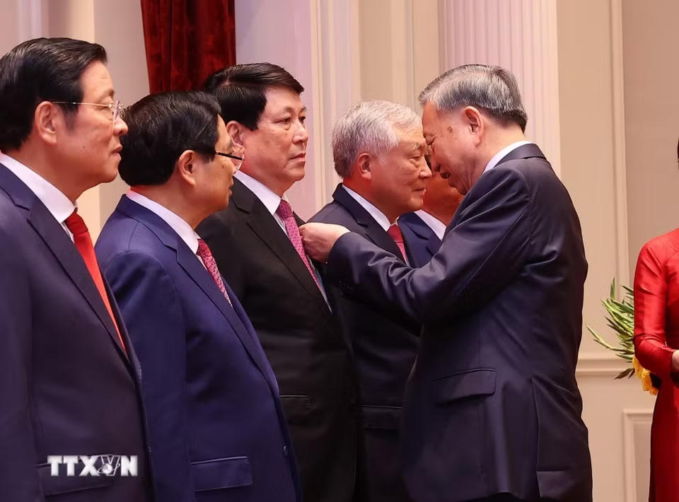 Tổng Bí thư, Chủ tịch nước Tô Lâm trao tặng Huân chương Hồ Chí Minh cho nguyên Ủy viên Bộ Chính trị, nguyên Chủ tịch nước Lương Cường. (Ảnh: Văn Điệp/TTXVN)