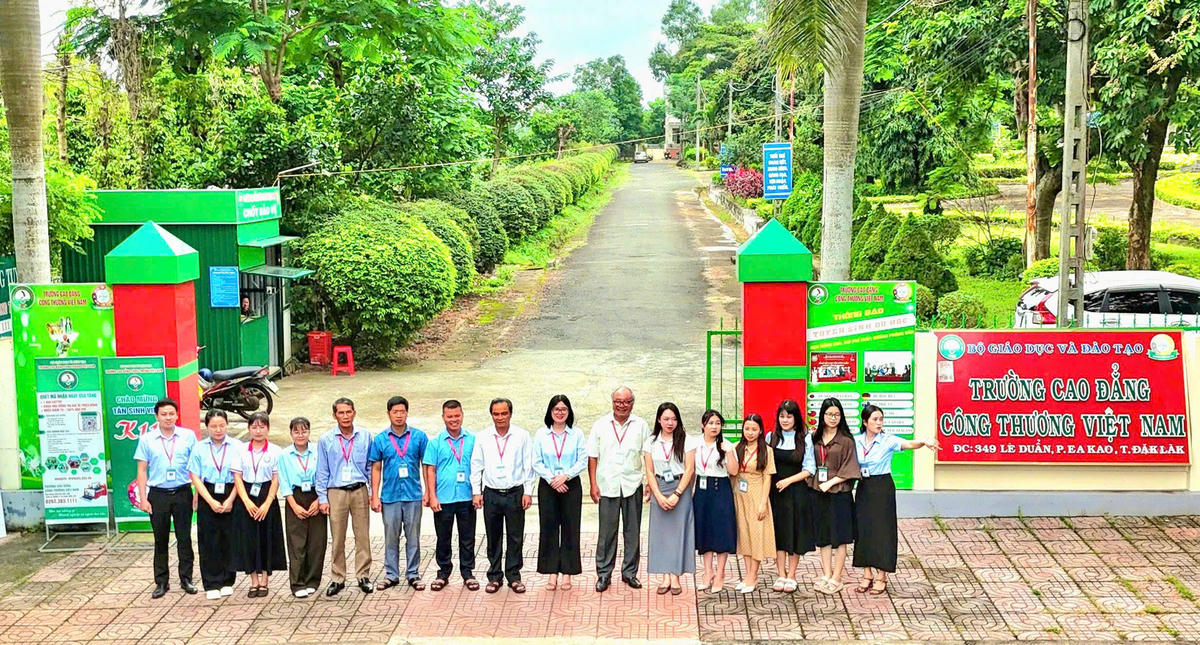 Tập thể lãnh đạo, cán bộ, nhân viên Trường Cao đẳng Công thương Việt Nam - cơ sở Đắk Lắk.