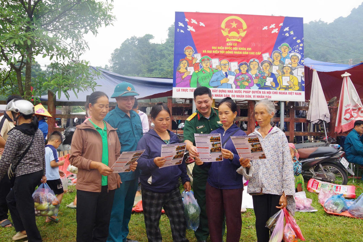 Không gian trưng bày sách, tài liệu và tờ gấp được tổ chức ngay bên phiên chợ
