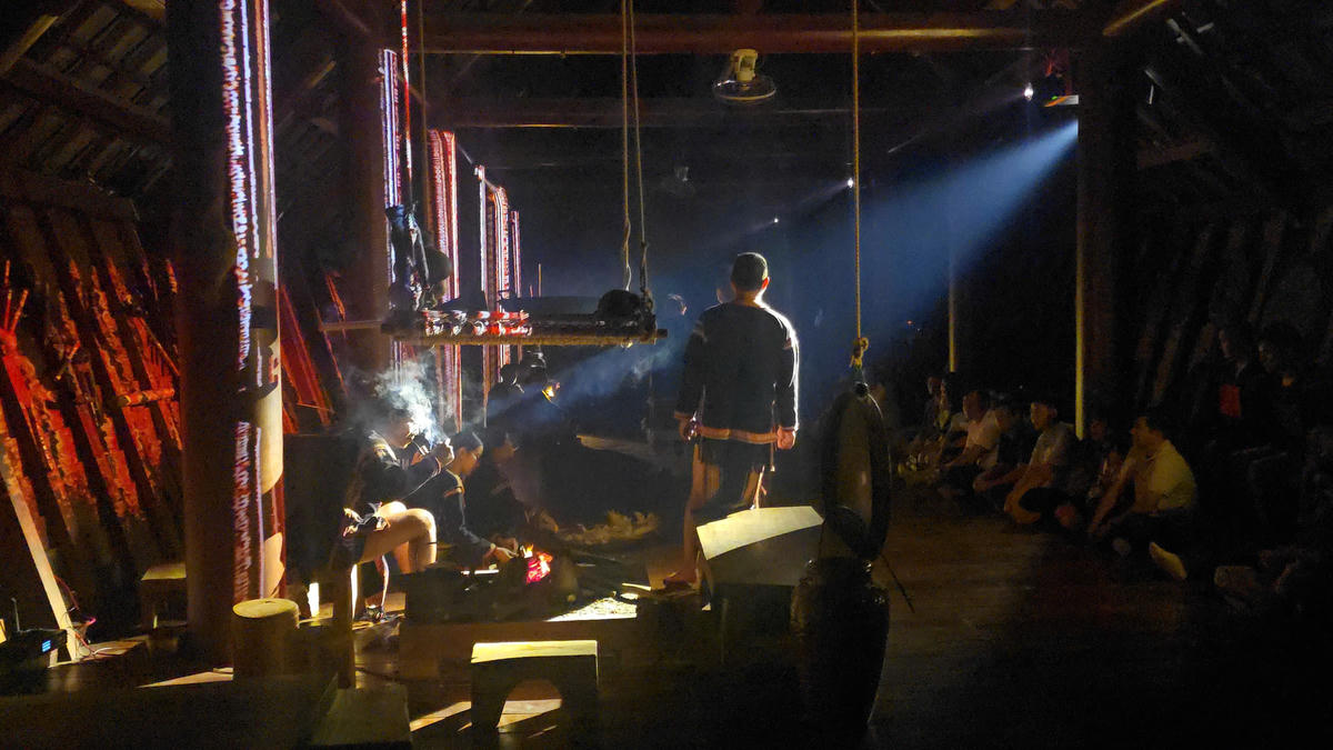 Không gian “Nhà dài Show” đưa người xem vào gần hơn với đời sống sinh hoạt của đồng bào Ê Đê, trong chính kiến trúc nhà dài truyền thống. Ảnh:TĐ.