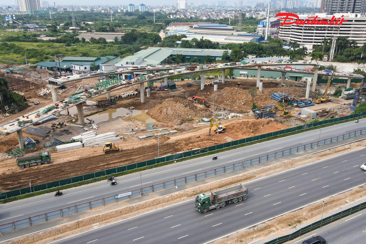Đại lộ Thăng Long là trục giao thông quan trọng kết nối khu vực trung tâm Hà Nội với phía Tây thành phố. Tuyến đường có lưu lượng phương tiện lớn, trong khi khu vực hai bên đang phát triển đô thị nhanh.
