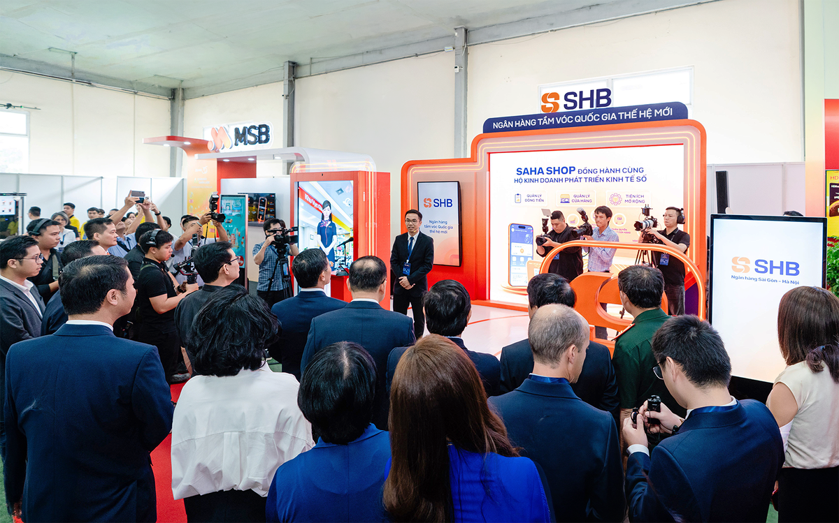 SHB giới thiệu giải pháp tài chính số dành cho hộ kinh doanh trước Thống đốc Ngân hàng Nhà nước Phạm Đức Ấn.