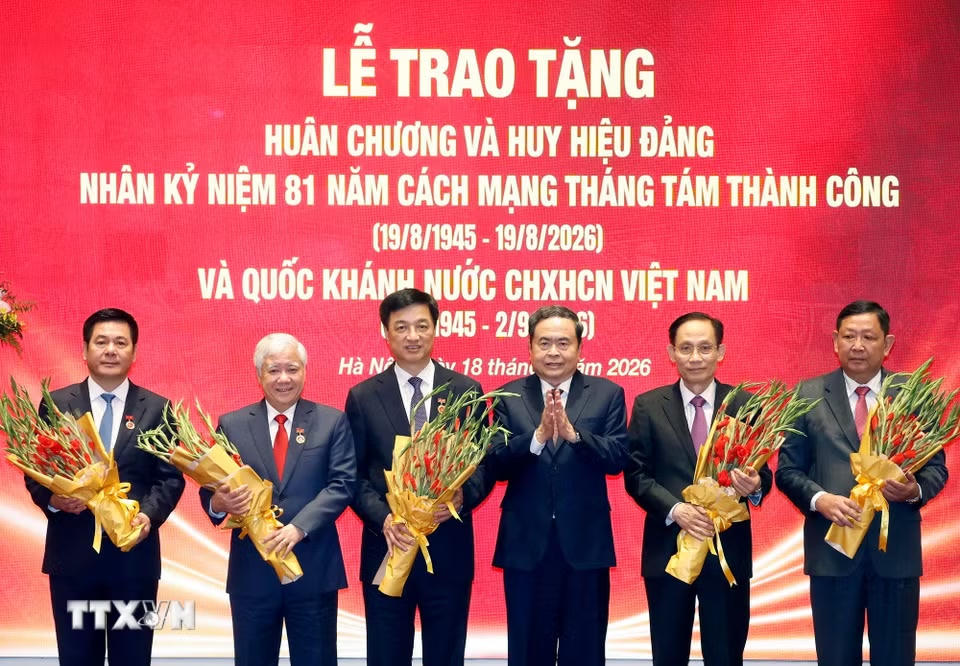 Chủ tịch Quốc hội Trần Thanh Mẫn trao tặng Huy hiệu 40 năm tuổi Đảng cho các đồng chí lãnh đạo Đảng, Nhà nước. (Ảnh: Thống Nhất/TTXVN)