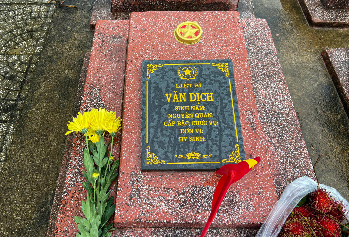 Trên bia tưởng niệm có tên Hoàng Văn Dịch và trong nghĩa trang có một phần mộ ghi tên Văn Dịch. Ảnh: CK