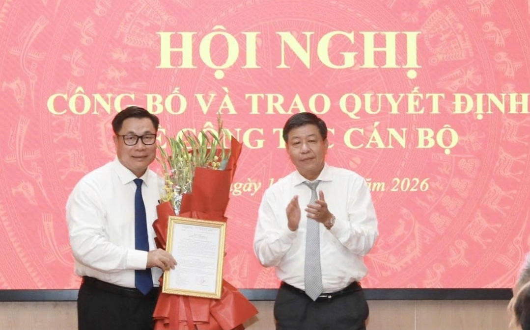 Phó Chủ tịch Thường trực UBND TP Hà Nội Dương Đức Tuấn trao quyết định, tặng hoa chúc mừng tân Giám đốc Sở Nội vụ Nguyễn Quang Hiếu. 