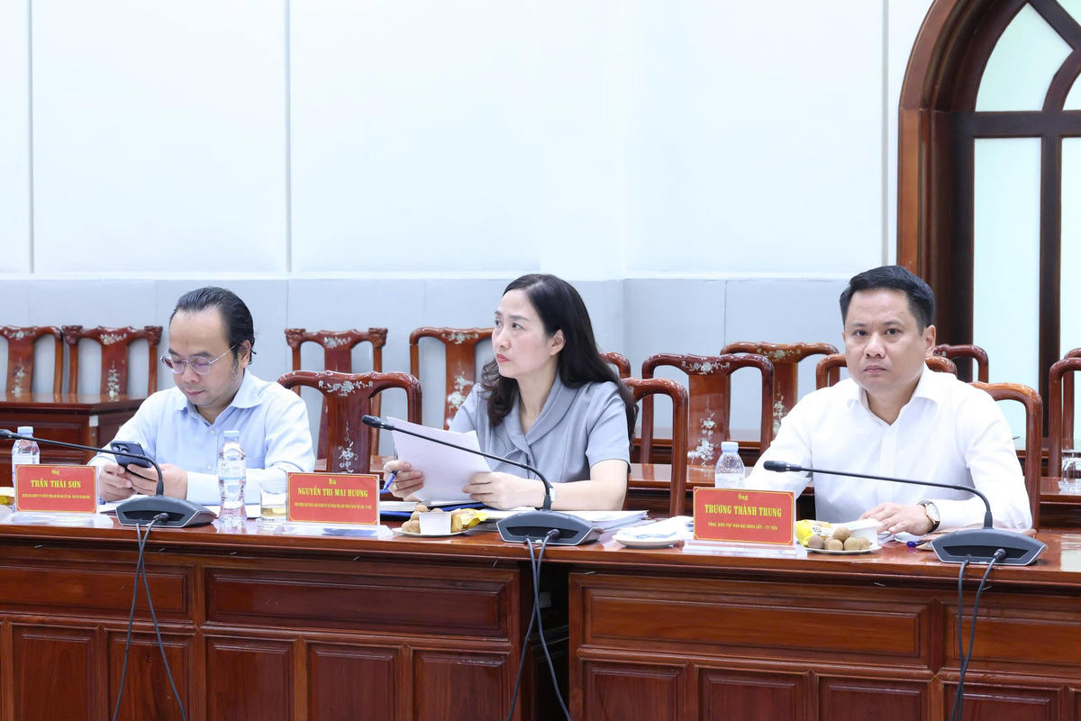 Nhà báo Trương Thành Trung – Tổng Biên tập báo Đại đoàn kết cùng các thành viên Hội đồng Sơ khảo tham dự cuộc họp.